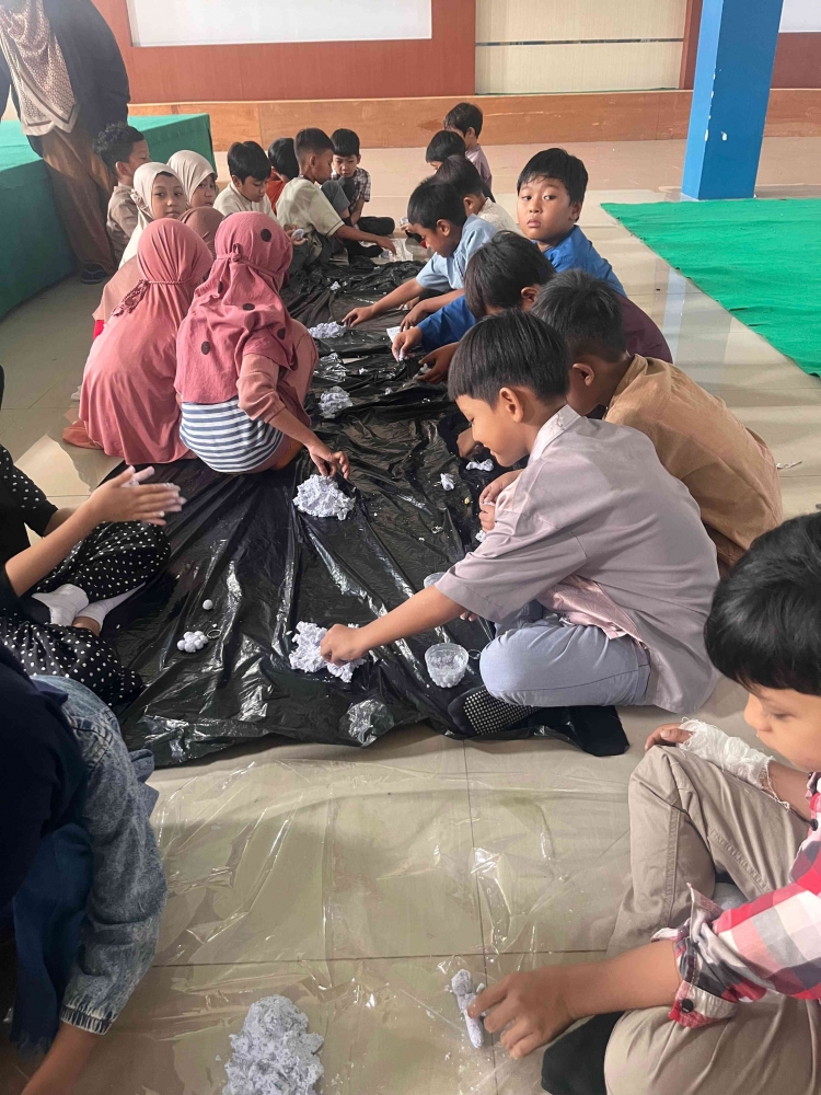 Mengubah Kertas Bekas Menjadi Karya Seni Bersama Anak
