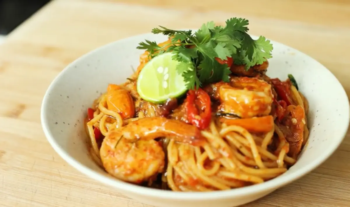 Tom Yum Spaghetti vs Seafood Saus Padang: Dua Fusion Seafood Gurih Pedas