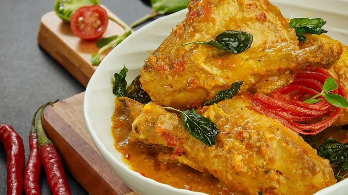 Ayam Woku vs Rica-Rica Kemangi: Dua Wajah Pedas Gurih Manado