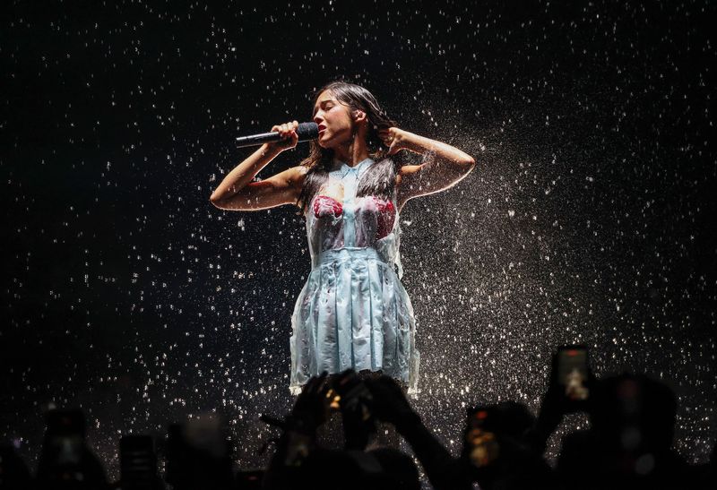 Gaun Berubah Warna Hussein Chalayan di Tur Olivia Rodrigo
