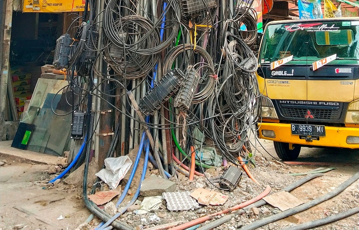 Kabel Semrawut Kuningan Barat: Lima Tahun Menguji Nyali Pengguna Jalan