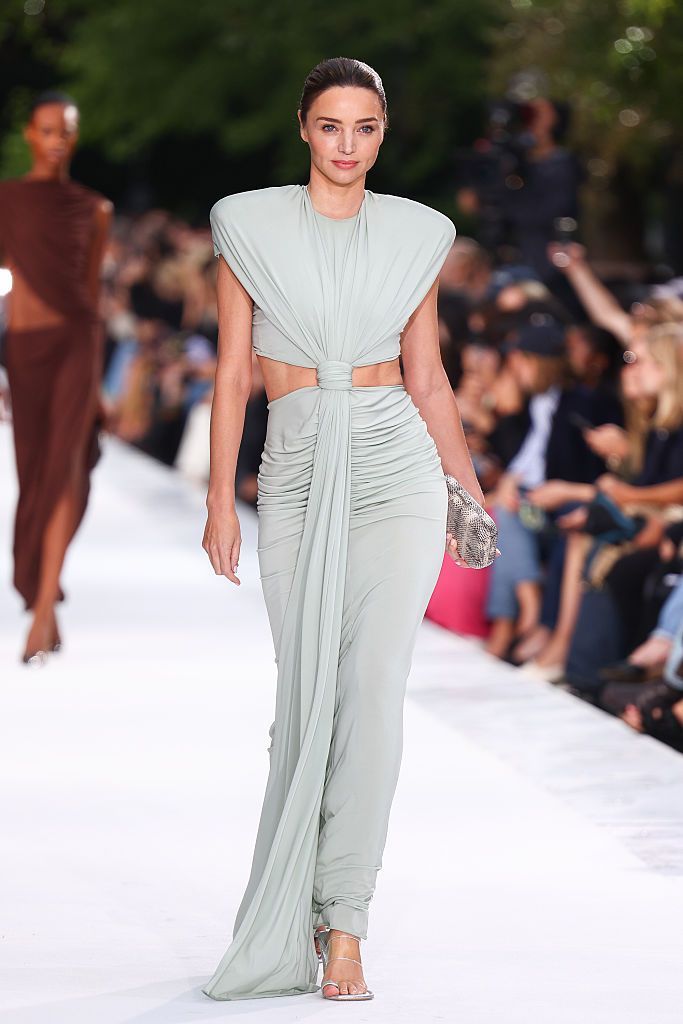 Supermodel Legendaris Kembali ke Runway dan Mengguncang Standar Usia