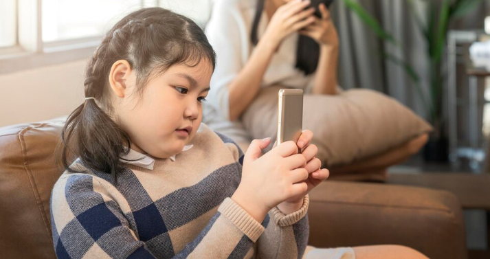 Smartphone Usia 12 Tahun dan Lonjakan Gangguan Makan Remaja