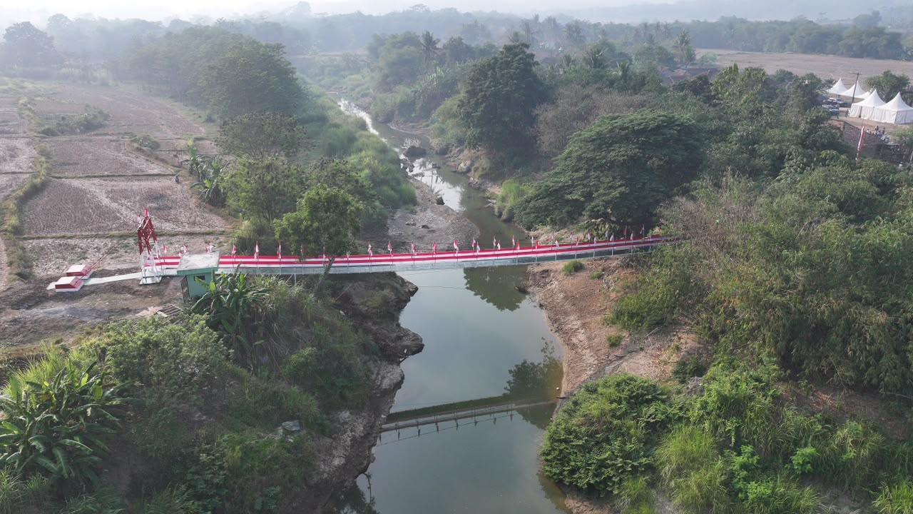 Jembatan Gotong Royong: Akses Sekolah dan Pasar Kembali Terbuka