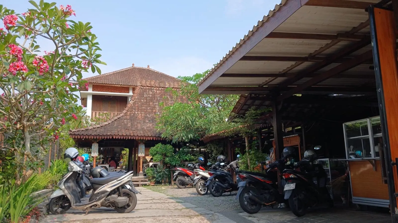 Kedai Legendaris Magelang: Ayam Geprek Tanpa Tulang dan Soto Murah untuk Semua
