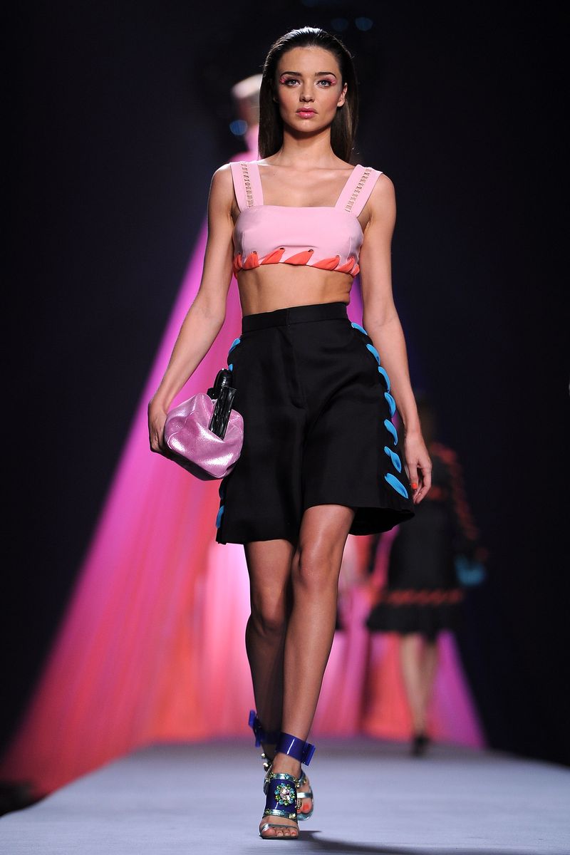 Supermodel Legendaris Kembali ke Runway dan Mengguncang Standar Usia