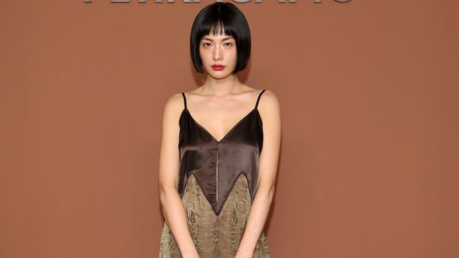 Gaya Selebriti di Fashion Week: Monokrom Bold & Edgy Black