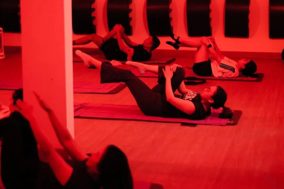 Hot Mat Pilates: Panas Bikin Latihan Core Lebih Efektif?