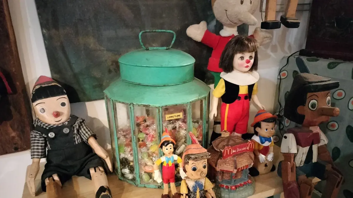 Kafe Vintage Boneka: Nostalgia Lawas yang Jadi Spot Nongkrong Keren