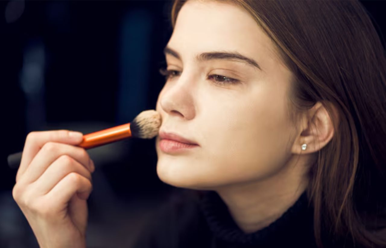 5 Bedak Terbaik untuk Kulit Berminyak: Loose Powder vs Two Way Cake
