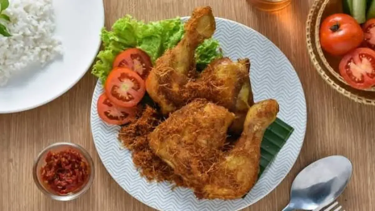 Dua Resep Ayam Kukus Empuk: Serundeng Gurih dan Bungkus Daun Pisang
