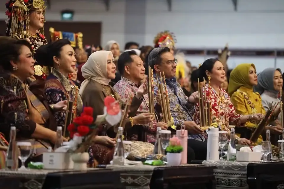 Kerajinan Tradisional Daerah Bersatu di Panggung Kriyanusa