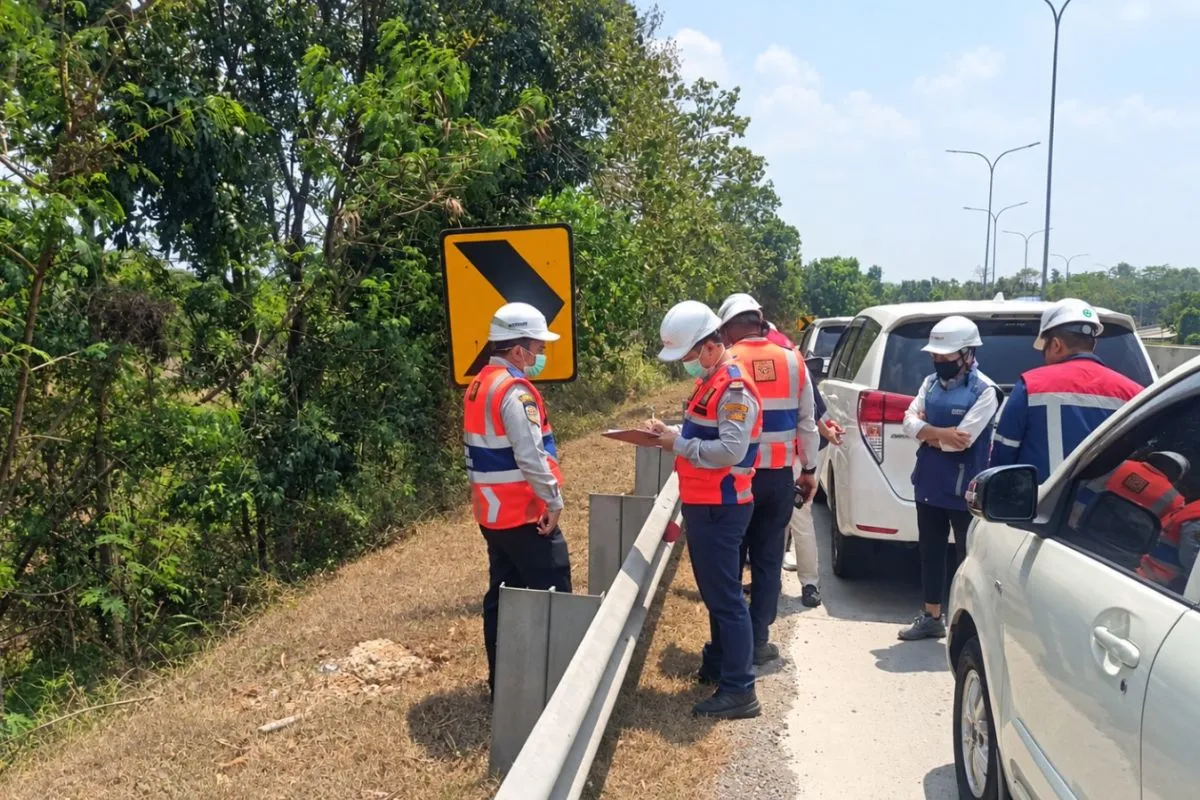 Pemeriksaan Berkala Rambu dan Marka Tol: Fondasi Sunyi Keselamatan Pengguna Jalan