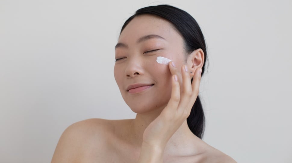 Sunscreen dengan Bahan Pencerah: Pilih SPF Tinggi yang Juga Meratakan Tone Kulit