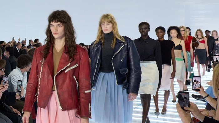 Lima Tren Utama Spring/Summer: Bra Terbuka, Disco Glamor, dan Rok Eksentrik