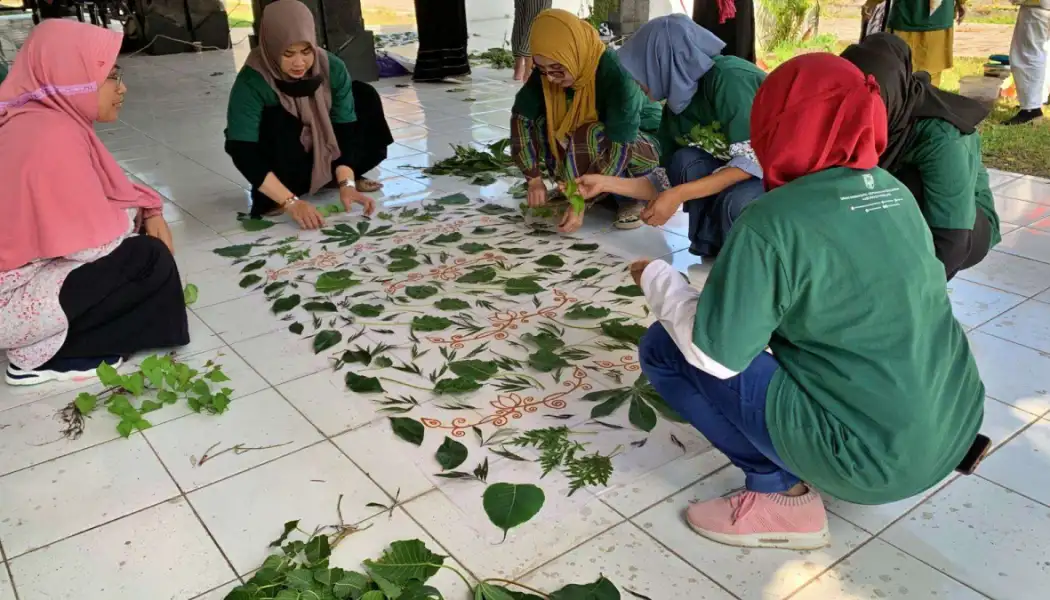 Dari Daun ke Dunia: Ecoprint Batik Menantang Limbah Fashion