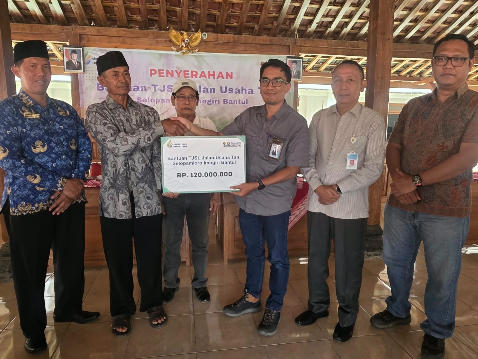 Program CSR Perusahaan Mengubah Jalan Desa Menjadi Jalur Ekonomi