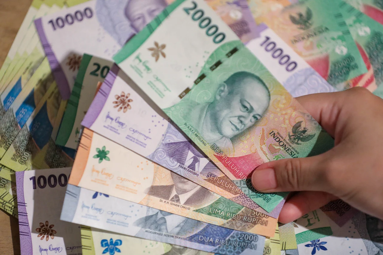 Rupiah Tembus 18.000 per Dolar: Sentimen Mengalahkan Fundamental