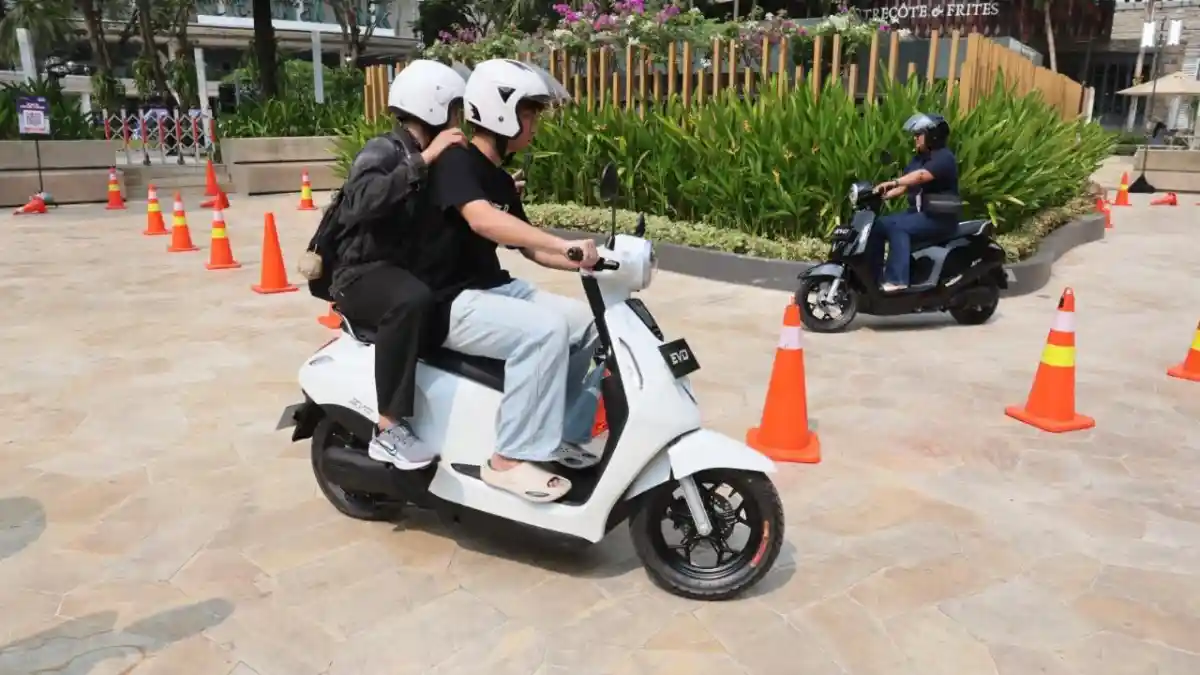 Motor Listrik dengan Sistem Tukar Baterai untuk Driver Ojol