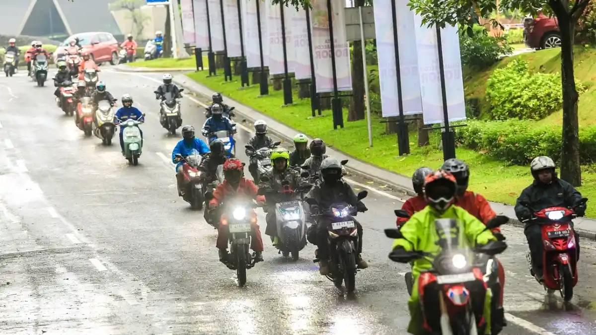 Panduan Lengkap Berkendara Motor Aman di Musim Kemarau dan Hujan