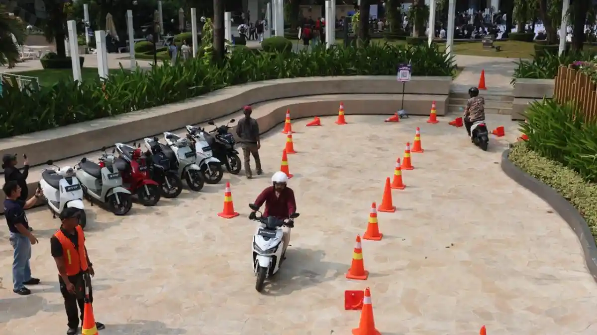 Motor Listrik dengan Sistem Tukar Baterai untuk Driver Ojol