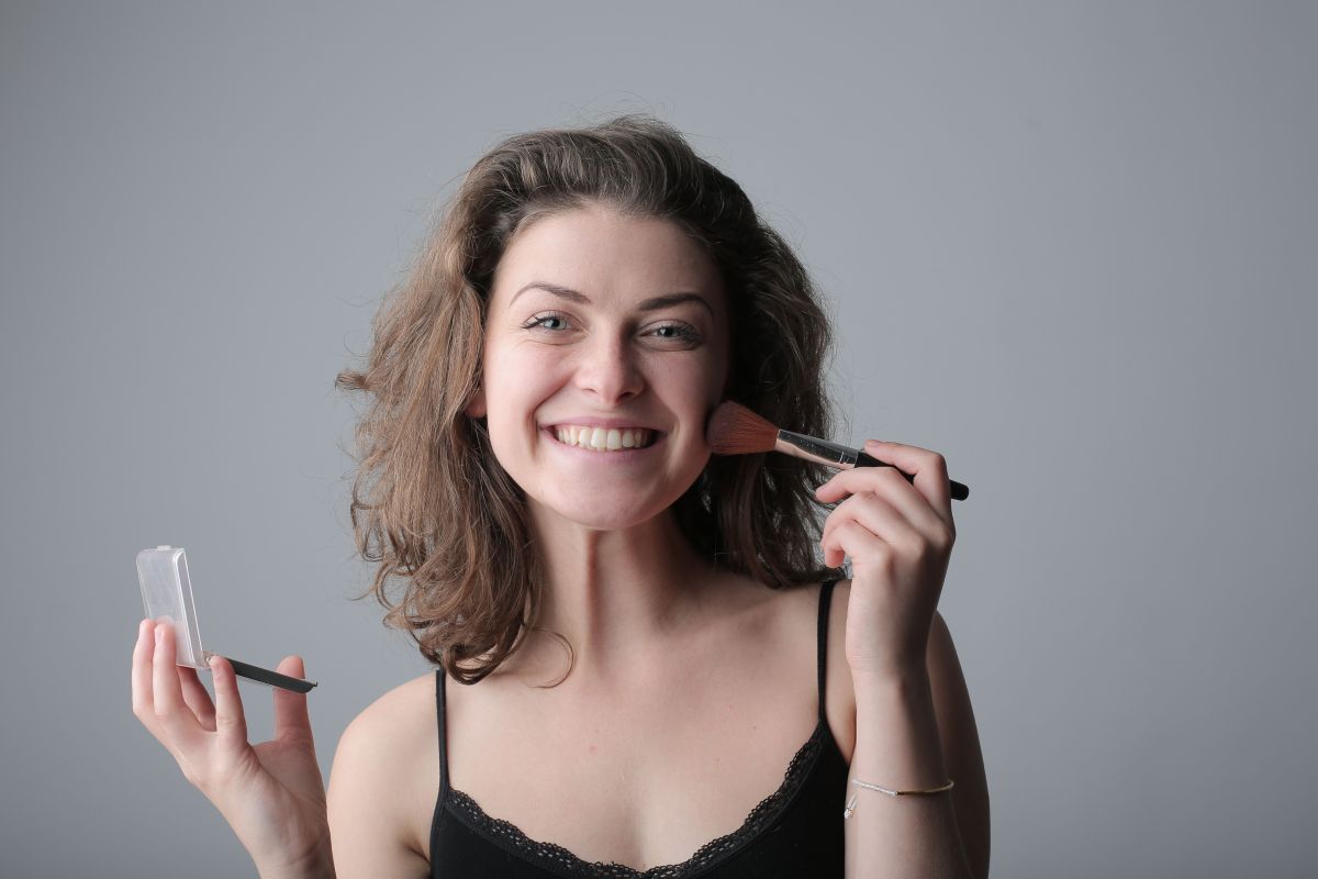 Brush Makeup Kotor Pemicu Jerawat: Cara Membersihkan dan Merawat