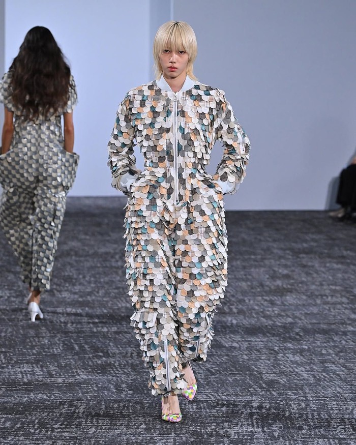 Teknologi Warna Berubah dan Tekstil Cerdas Mendominasi Runway Fashion Week