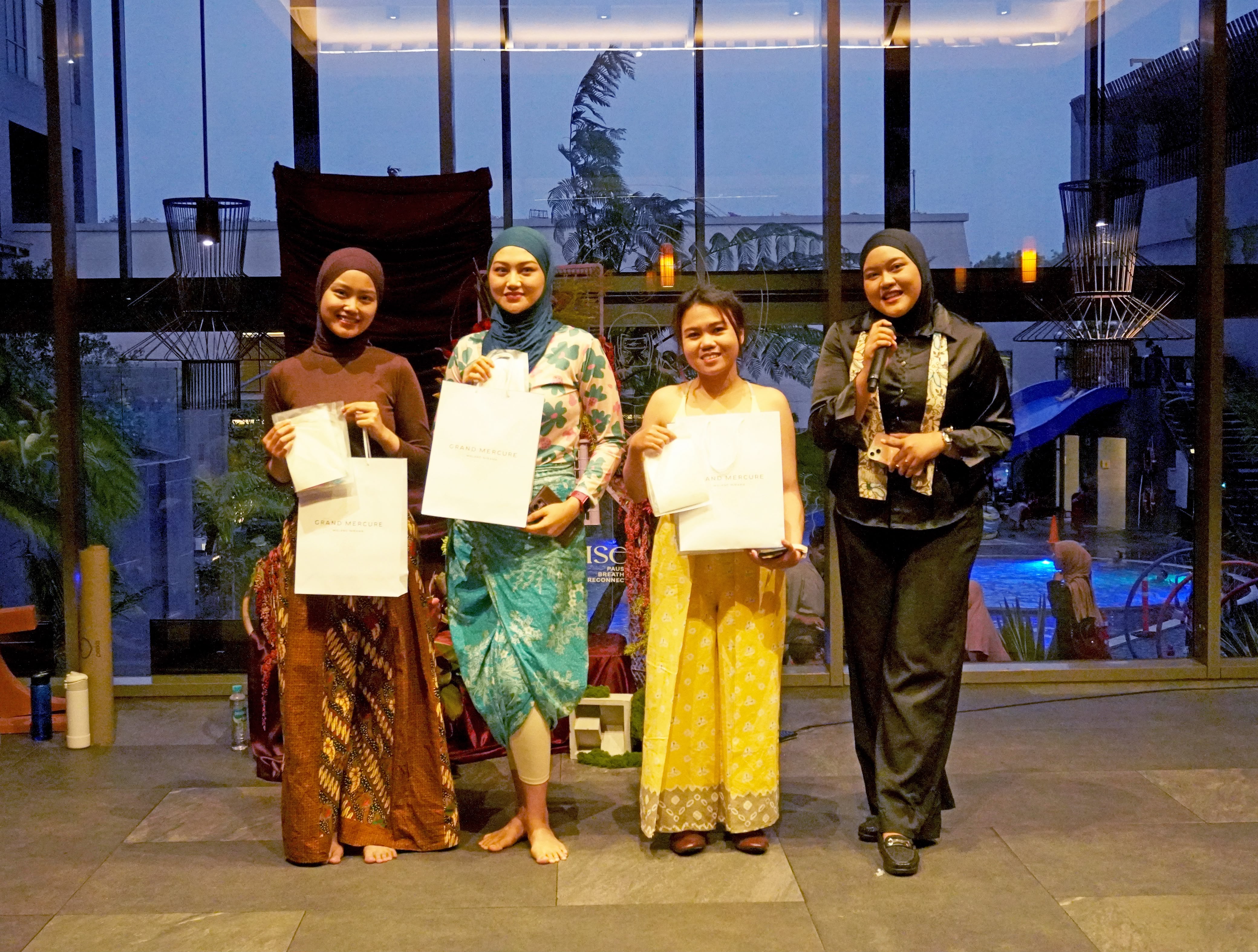 Yoga Berbusana Batik: Wellness yang Menjaga Warisan Kain