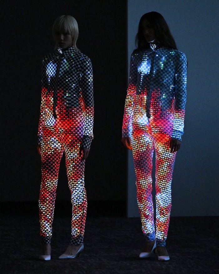 Teknologi Warna Berubah dan Tekstil Cerdas Mendominasi Runway Fashion Week