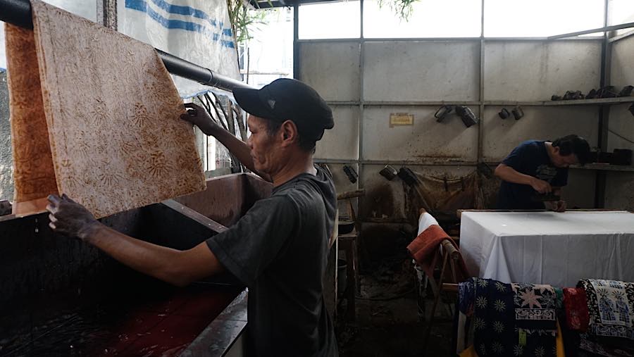 Pembatik Tradisional Mengubah Kain Menjadi Penghasilan Berkelanjutan