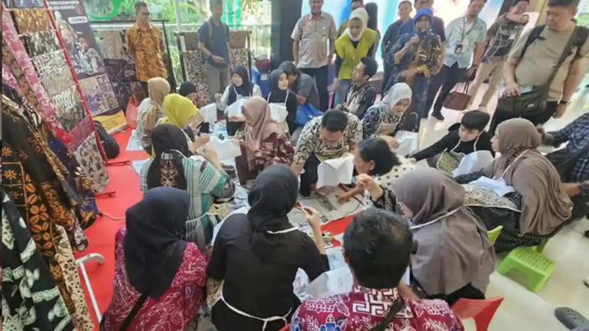 Belajar Mencanting di Stasiun: Perjalanan Kereta yang Sarat Seni
