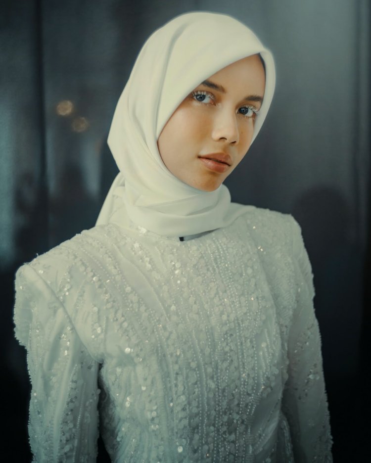 Modest Fashion di Runway: Hijab, Putih, dan Kemewahan