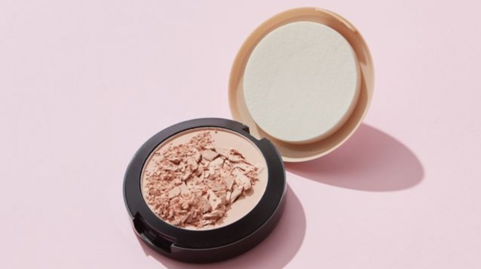 5 Bedak Terbaik untuk Kulit Berminyak: Loose Powder vs Two Way Cake