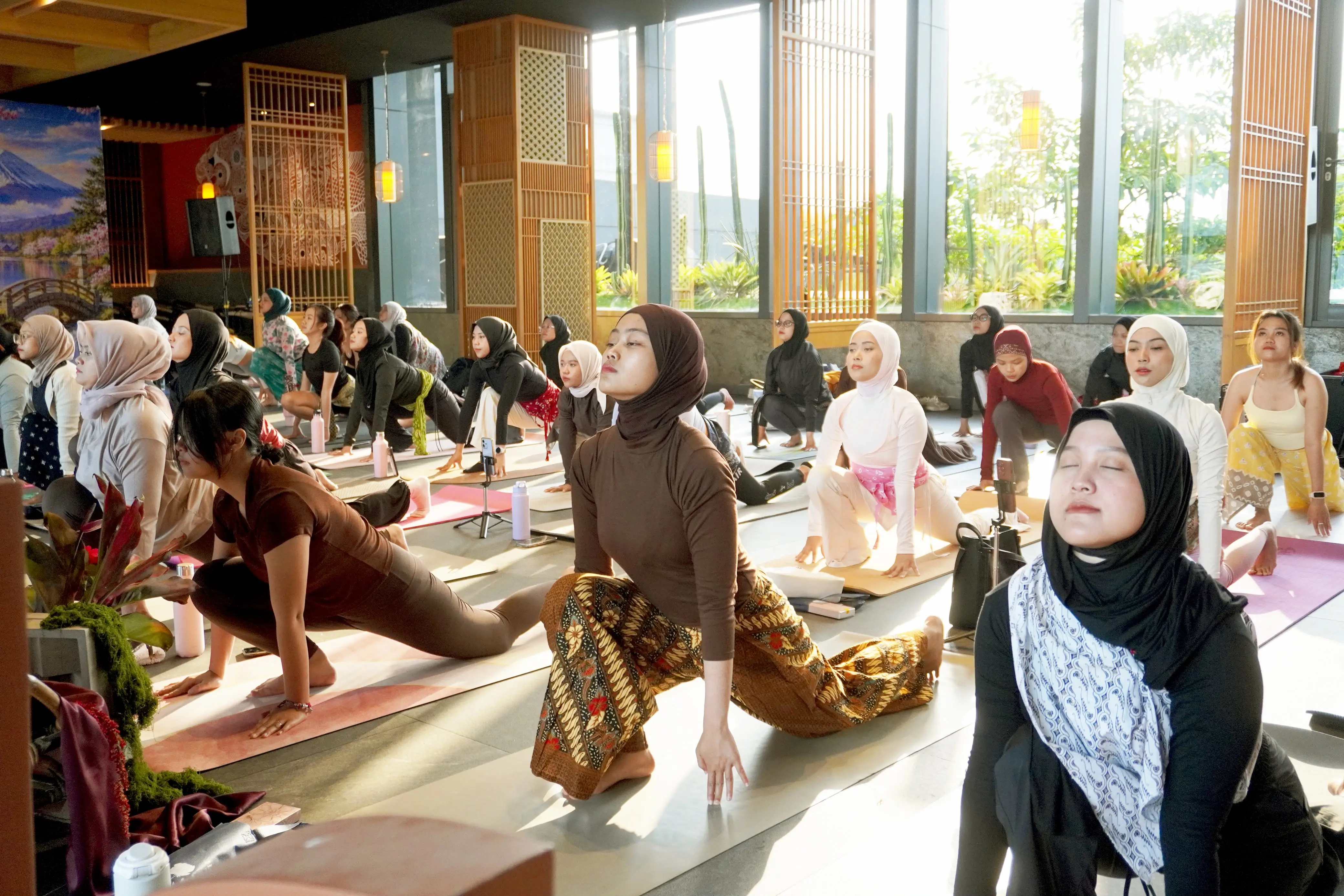 Yoga Berbusana Batik: Wellness yang Menjaga Warisan Kain
