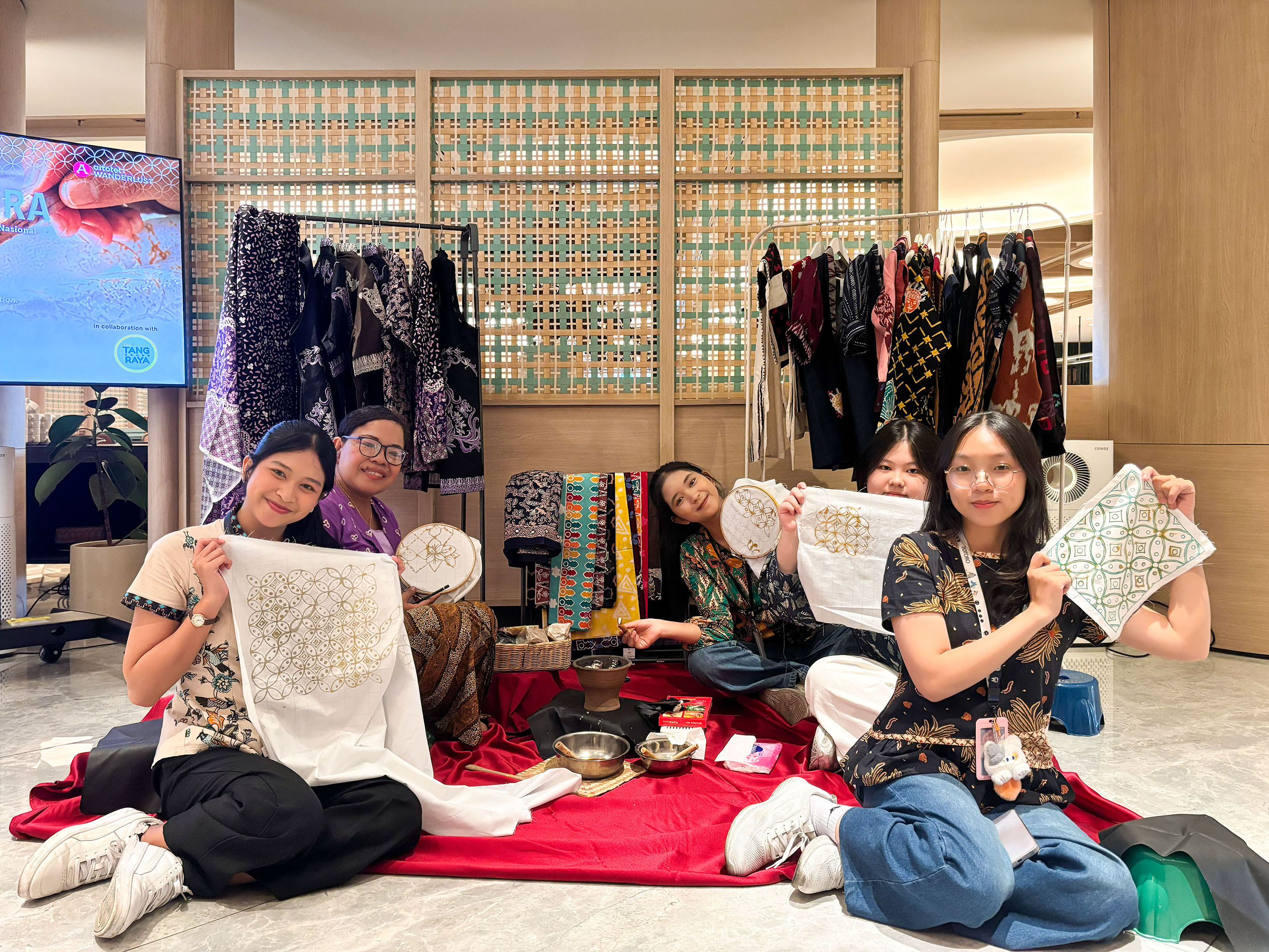 Hotel dan Komunitas Menghidupkan Hari Batik Lewat Workshop Keluarga