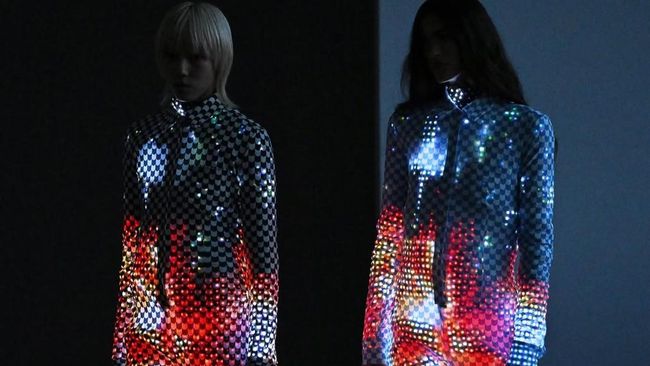 Teknologi Warna Berubah dan Tekstil Cerdas Mendominasi Runway Fashion Week