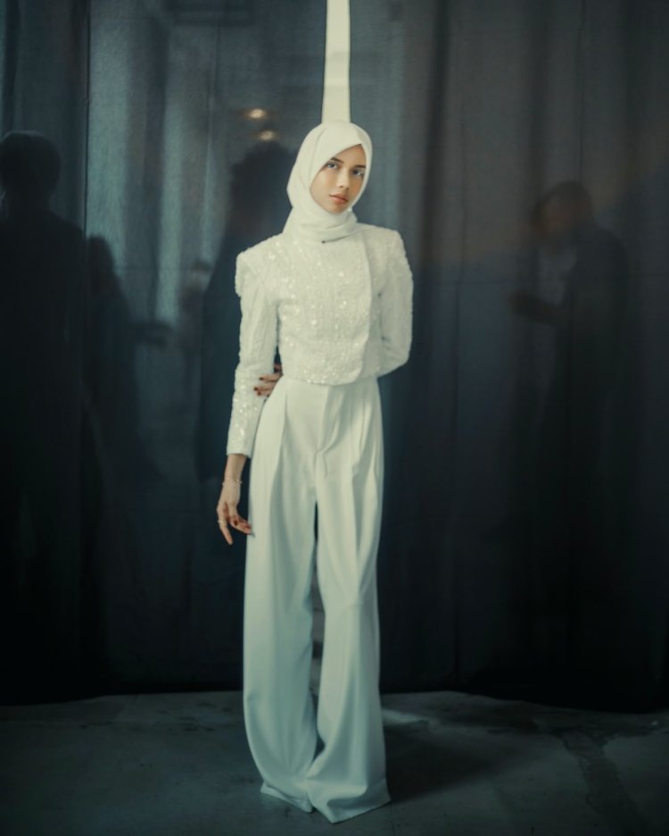 Modest Fashion di Runway: Hijab, Putih, dan Kemewahan
