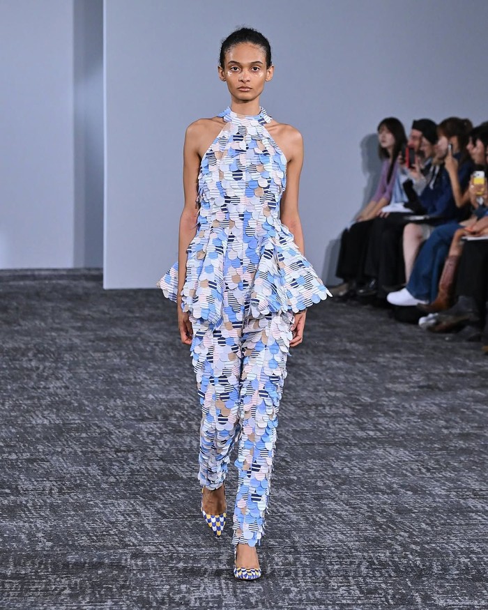Teknologi Warna Berubah dan Tekstil Cerdas Mendominasi Runway Fashion Week