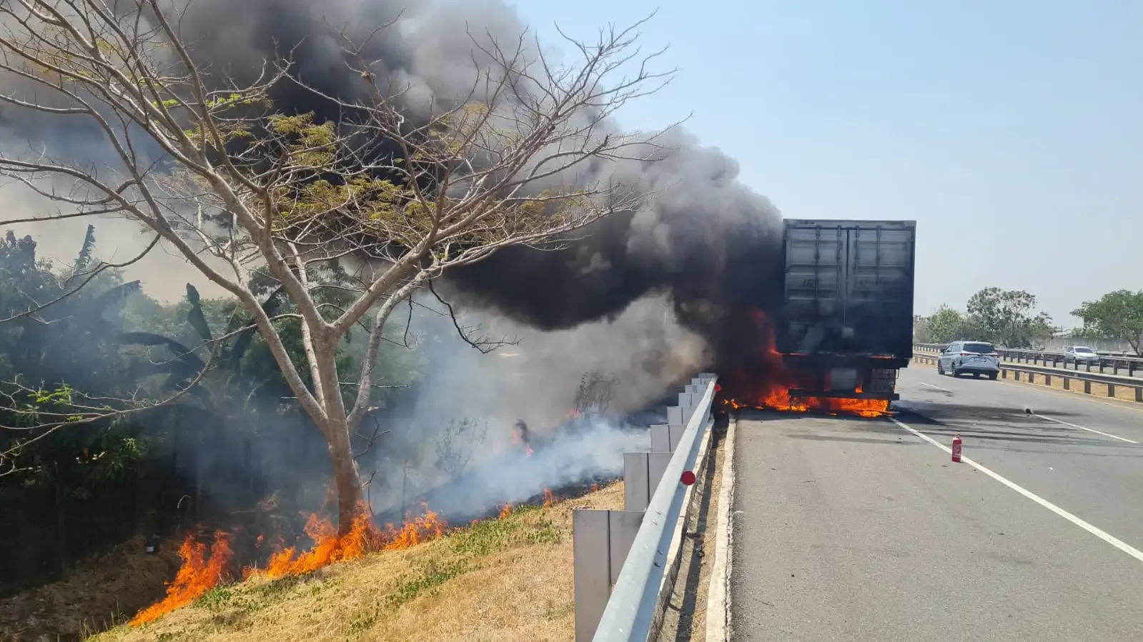 Mengapa Truk Kontainer Terus Terbakar di Jalan Tol