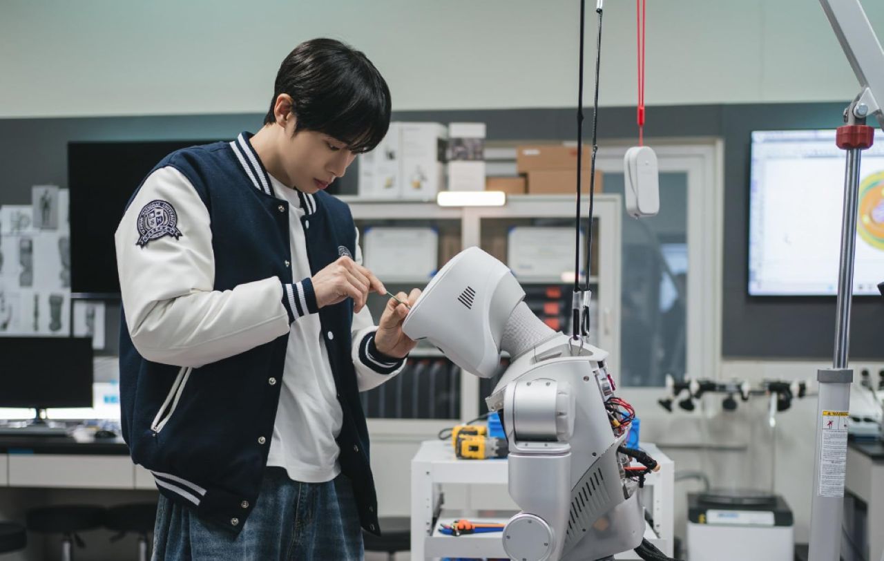 Kenali 6 Pemeran Between Steps dan Pesona Mereka di Lab Robotika