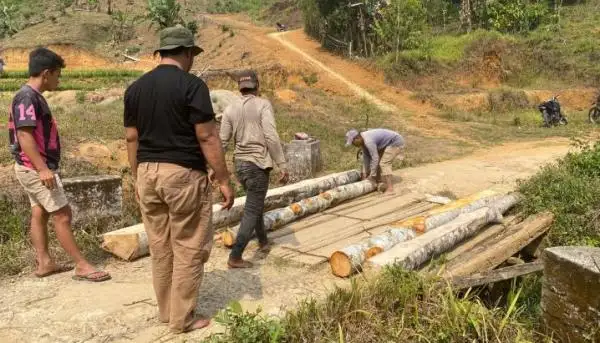 Gotong Royong Mahasiswa Perbaiki Jembatan Transmigrasi