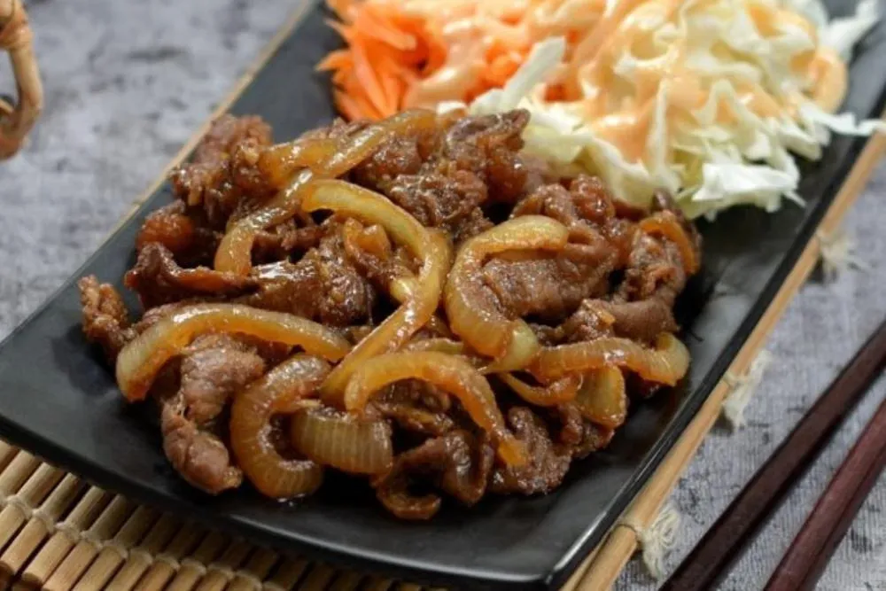 Gyudon Daging Sapi Gurih Manis dengan Kuah Dashi dan Mirin