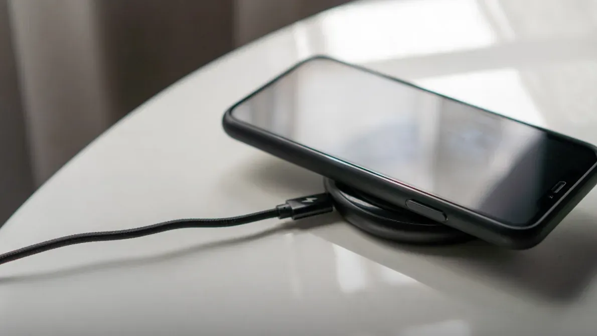 10 Kesalahan Charging Laptop yang Diam-diam Merusak Baterai