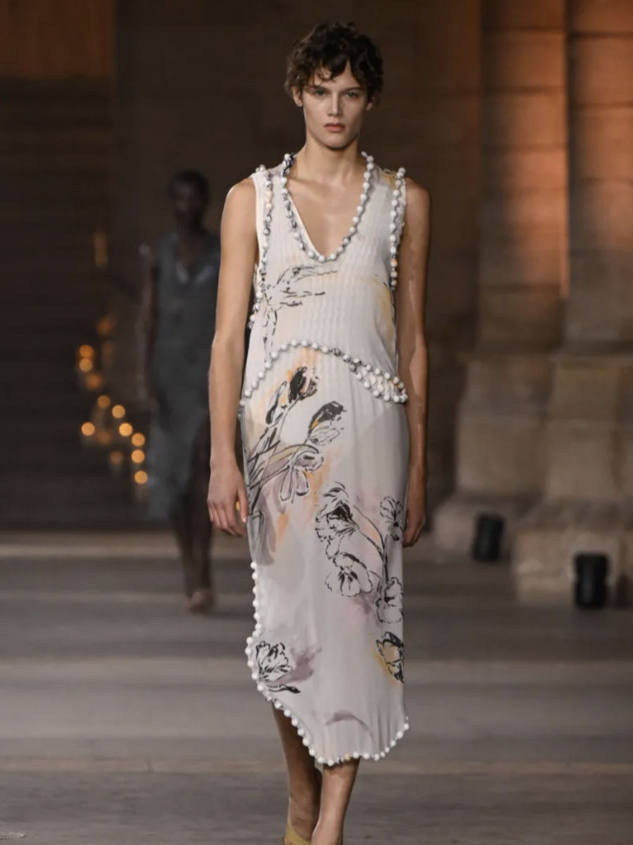 Victoria Beckham Hadirkan Koleksi Terinspirasi Tari di Paris Fashion Week