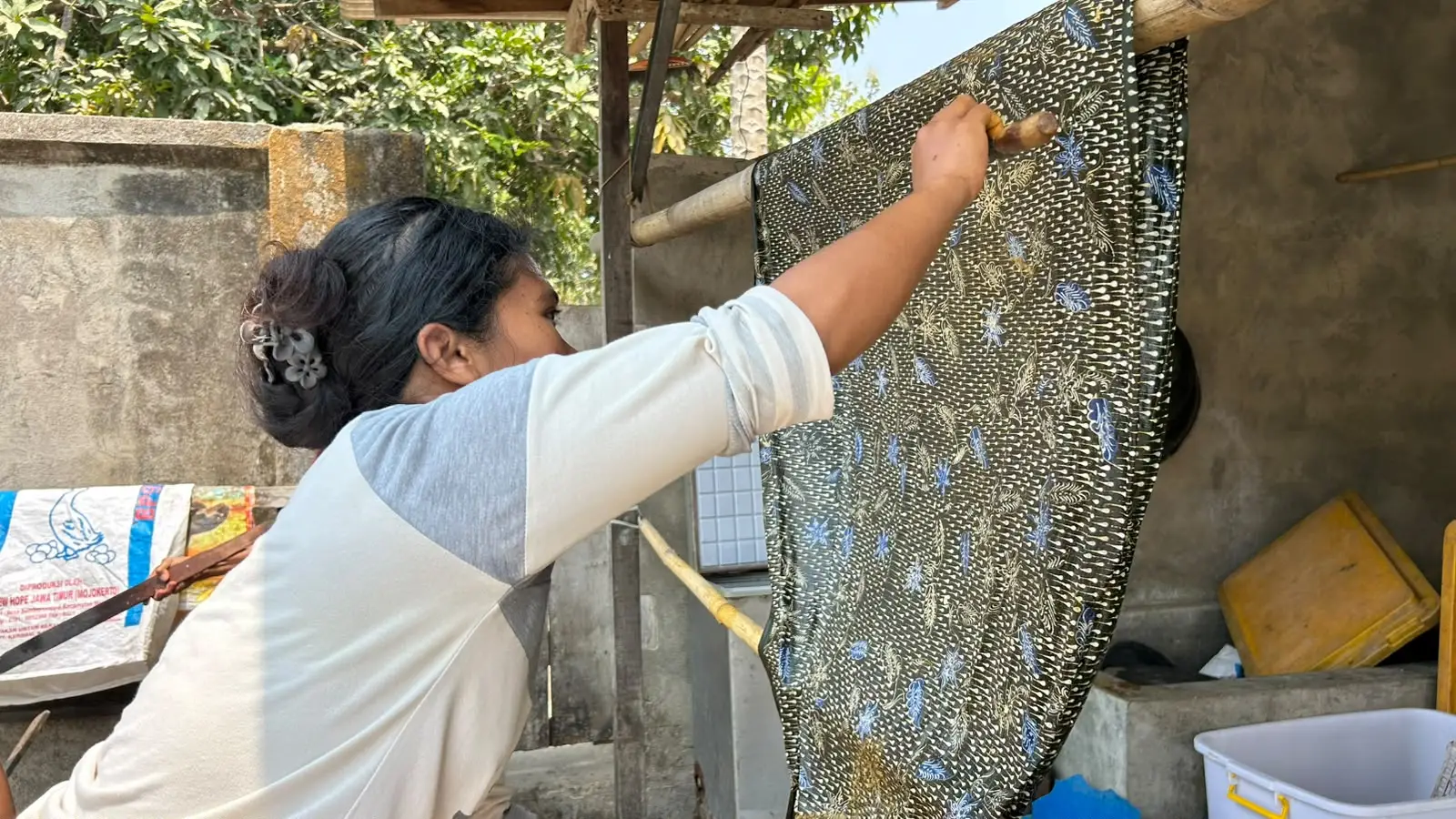 Pembatik Tradisional Mengubah Kain Menjadi Penghasilan Berkelanjutan