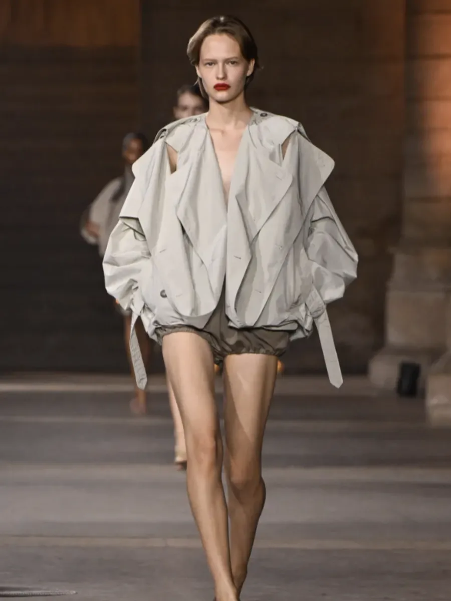 Victoria Beckham Hadirkan Koleksi Terinspirasi Tari di Paris Fashion Week