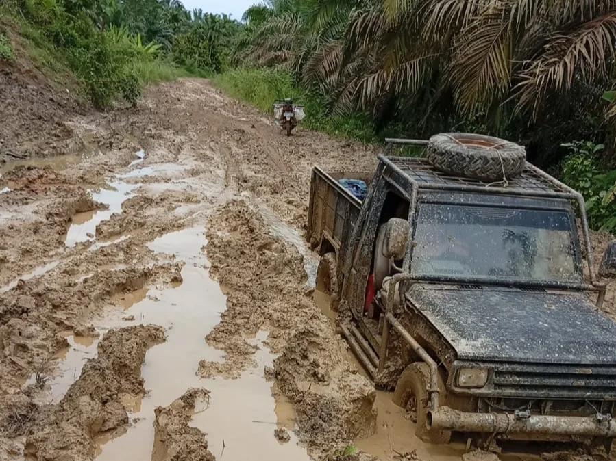 Jalan Rusak Parah di Aceh: Lubang, Lumpur, dan Nyawa yang Taruhannya