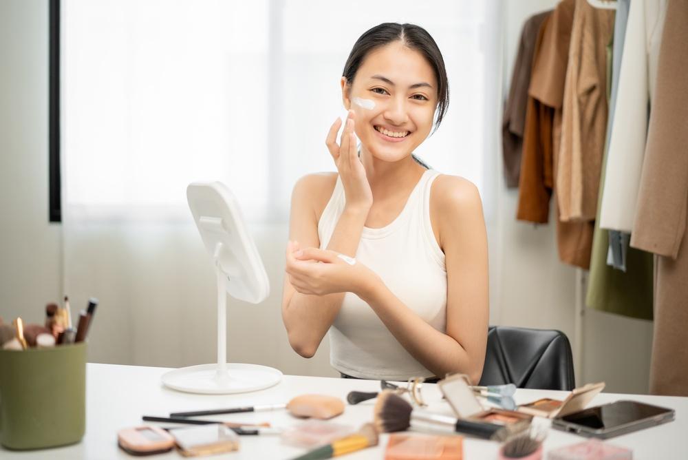Pori Besar, Kulit Berminyak, dan Rahasia Makeup Tahan Lama