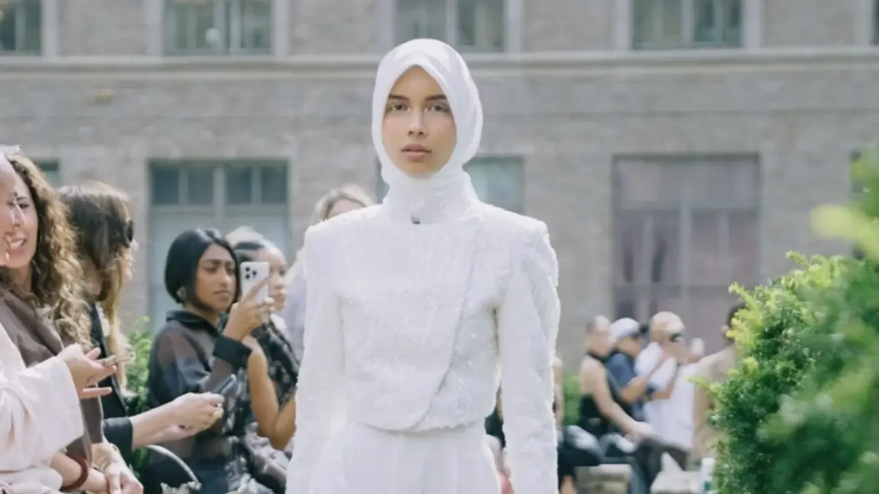 Modest Fashion di Runway: Hijab, Putih, dan Kemewahan