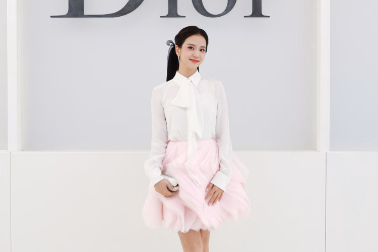 Jisoo, Jang Wonyoung, dan Rihanna di Front Row Dior